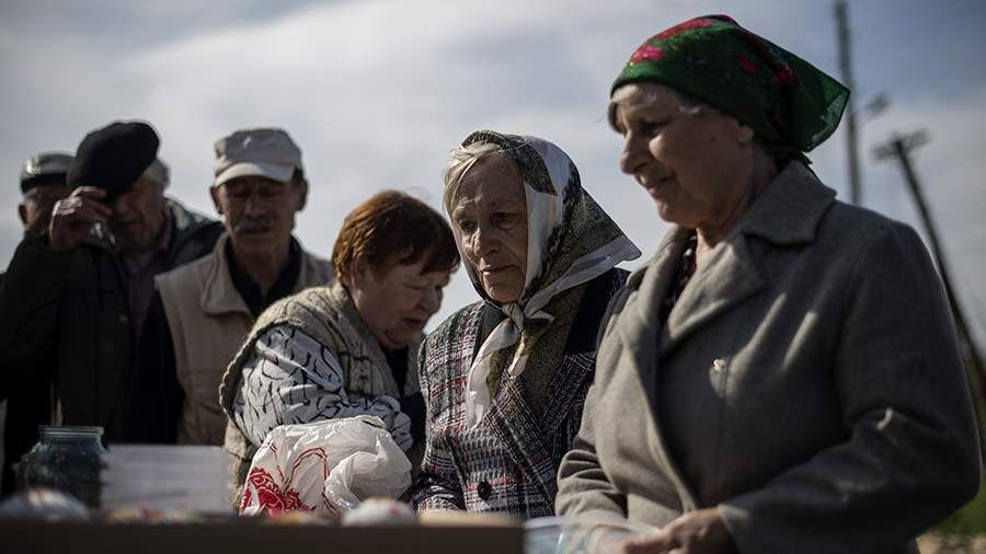 Российские военные доставили около 2 т гумпомощи беженцам в ЛНР