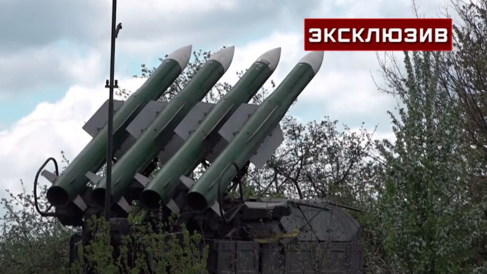 Отслеживает до 900 целей: военнослужащий показал, как работает пункт управления батареи ПВО в Харьковской области