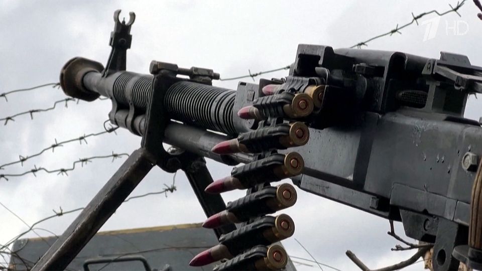 Украинские националисты вновь размещают тяжелую технику возле социальных объектов на подконтрольных им территориях