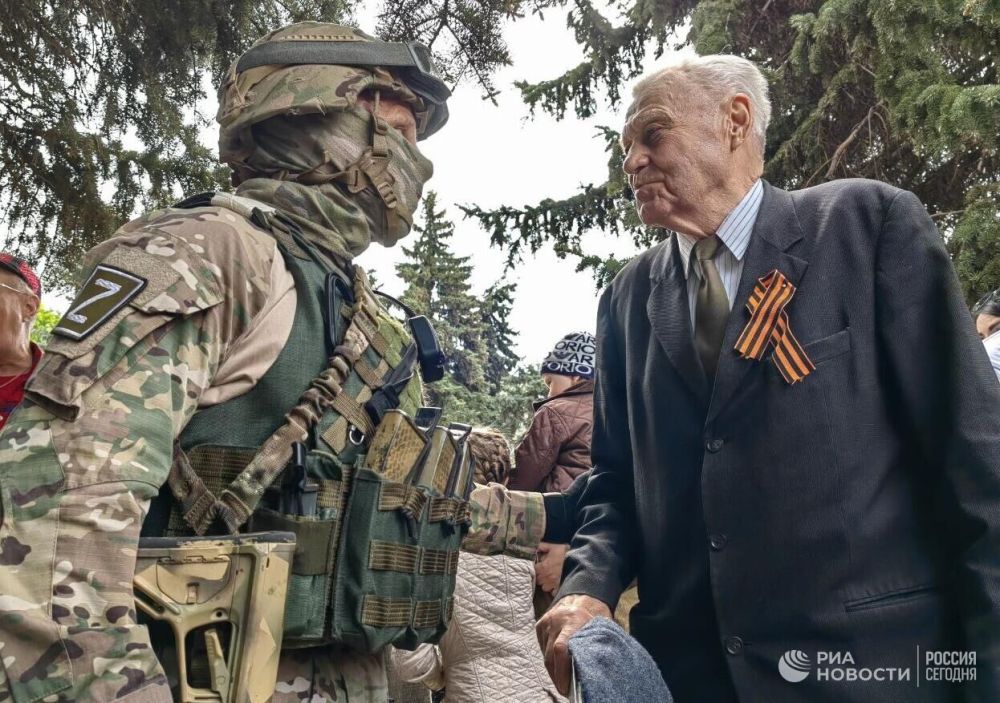 В Харьковской области в День Победы ветераны ВДВ вышли со Знаменами Победы