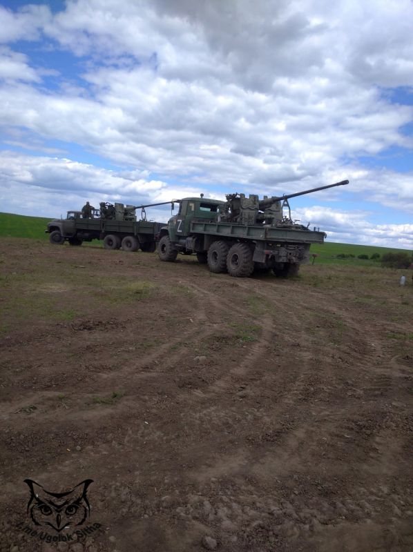 Трофейные украинские грузовики Краз-260 и Зил-133 с установленными зенитными орудиями С-60