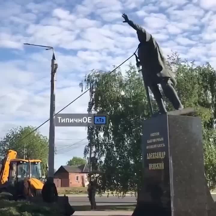 В Харькове "хворые до фронту" нацисты уничтожили памятник Александру Невскому. В недогосударстве, чей главный национальный герой — кошкодав с агентурной кличкой "Сопля", по-другому быть, в принципе, и не может