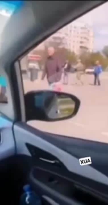 Украинские военные выдают повестки на мобилизацию прямо в центре Харькова