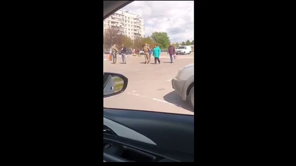 Раздача повесток прямо возле продуктового магазина в Харькове. Как-то не очень коррелирует с заявлением главы ГУР МО Украины Кирилла Буданова, что ВСУ уже в этом году должны зайти в Крым