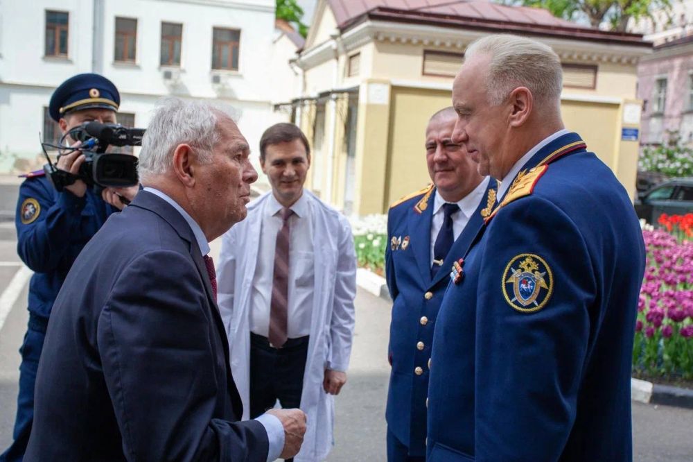 Председатель Следственного комитета России Александр Иванович Бастрыкин в Международный день защиты детей посетил НИИ неотложной детской хирургии и травматологии, где состоялся праздник для маленьких пациентов
