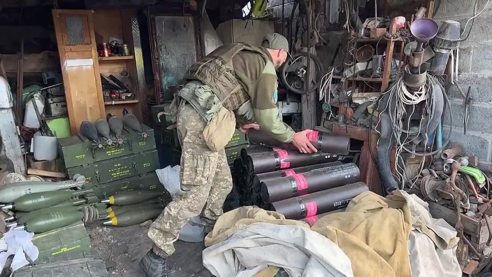 Укровоенный где-то под Изюмом хвастается европейской «гуманитарной помощью», которой Украина убивает как мирное население Донбасса, так и жителей освобождённых нами территорий