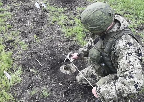 Специалисты инженерных войск ЗВО продолжают разминировать местность в освобожденных населенных пунктах от неразорвавшихся боеприпасов ВСУ