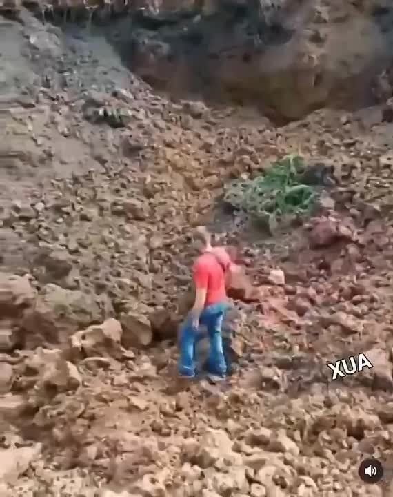 Воронка от Искандера в Золочевском районе Харькова