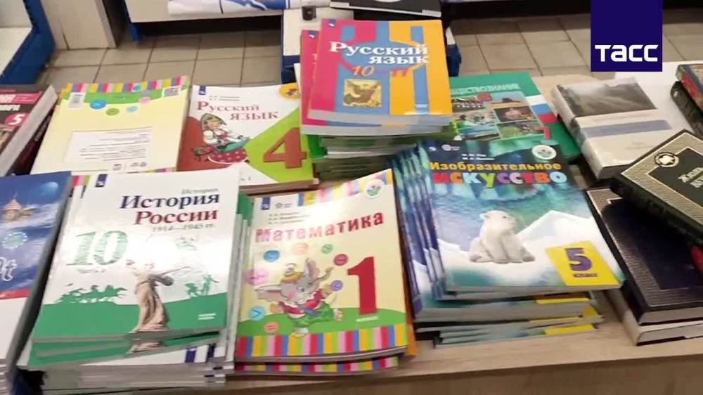 Министерство просвещения РФ доставило в город Купянск в Харьковской области несколько тысяч российских школьных учебников и книг для внеклассного чтения