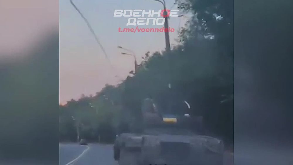 В Telegram появилось видео, на котором пьяные украинские танкисты гоняют на танке по Харькову