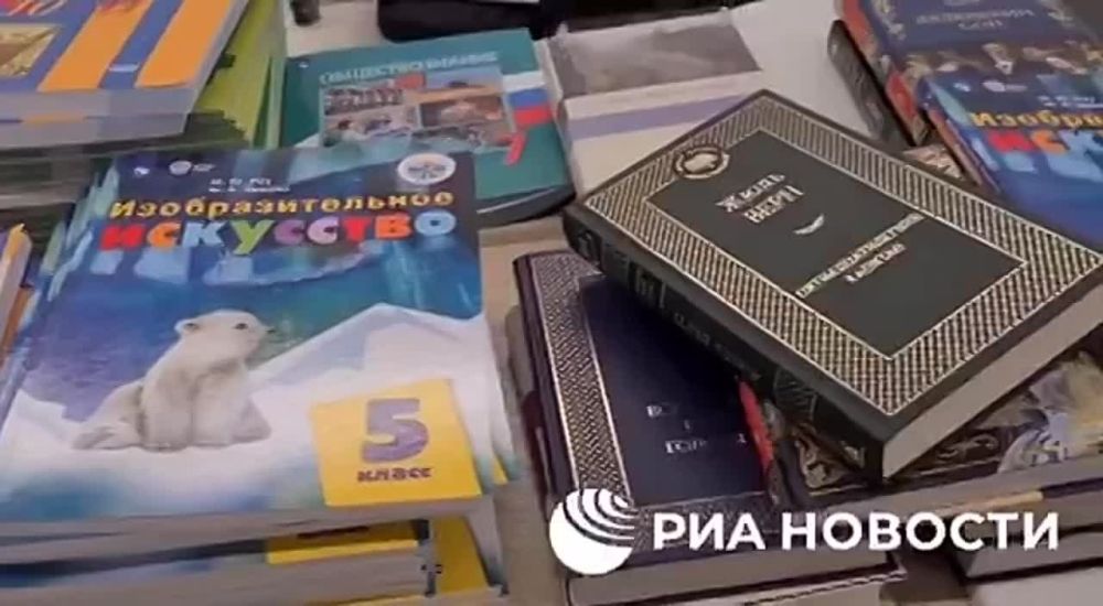 Министр просвещения РФ Сергей Кравцов во время пребывания в Купянске (на освобождённой территории Харьковской области) подчеркнул, что передаваемые Россией в дар местным учреждениям образования книги и учебники не несут негативных оценок Украины