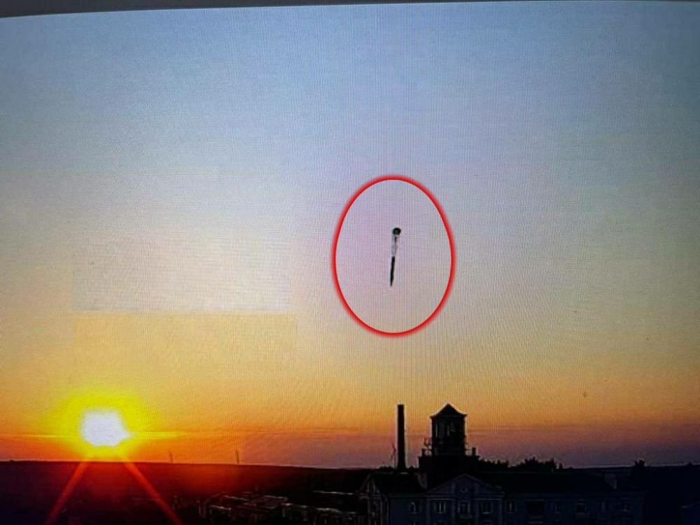 Применение спускающегося на стабилизирующем парашюте корректируемого реактивного 300-мм снаряда для РСЗО «Торнадо-С» по украинским объектам в Краматорске