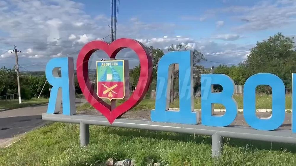 Стелу в освобожденном селе Двуречная в Харьковской области перекрасили в цвета российского флага