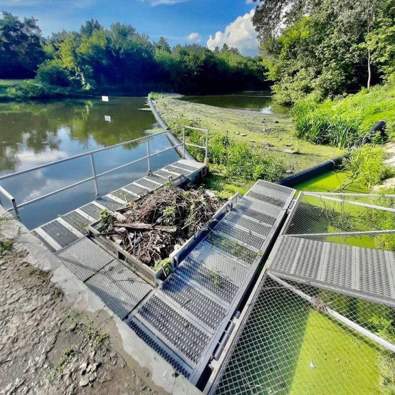 Невоенные новости. Из реки Уды в Харькове вытащили уже 18 тонн мусора