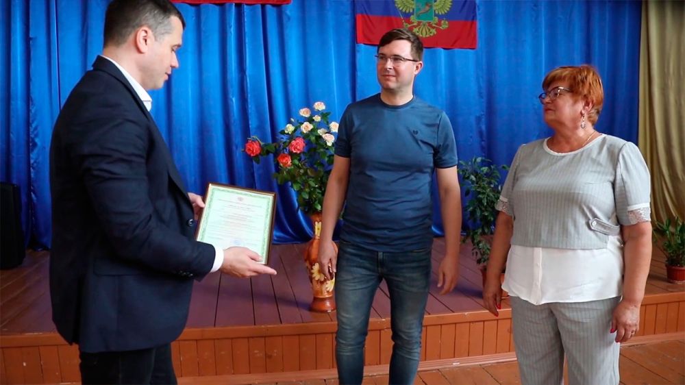 Рособрнадзор вручил первые аккредитации школам Харьковской области