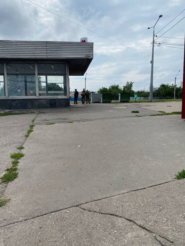 Харьковская классика: военные испугались обстрелов и решили спрятаться в метро, где можно набрать призывников