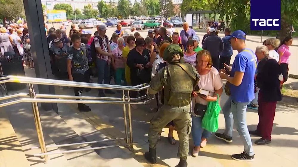 Российские военнослужащие в ходе проведения специальной военной операции доставили очередную партию гуманитарной помощи и лекарственных средств для мирных жителей освобожденных населенных пунктов Харьковской области