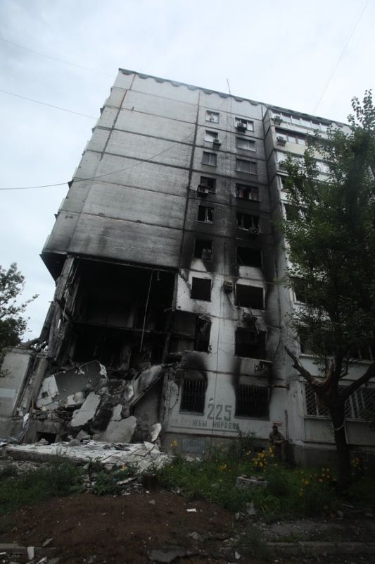 Бандеровцы везде постят разрушенный панельный дом в Харькове на Дружбы Народов, 225