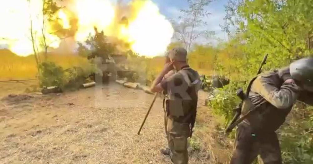 Военкор «Известий» показал работу пушек «Гиацинт-Б» по позициям ВСУ