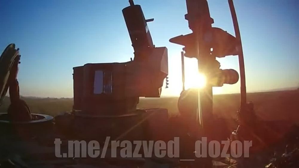 Т-90М "Прорыв" ведет огонь по украинским позициям в районе Изюма Харьковской области