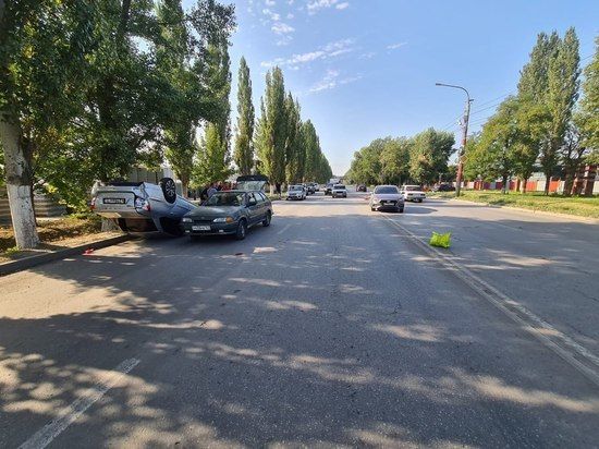 В Новочеркасске после ДТП опрокинулась «Лада Гранта»