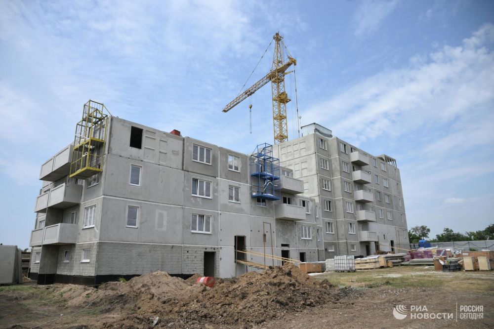 В Мариуполе и Купянске раздали флаги России