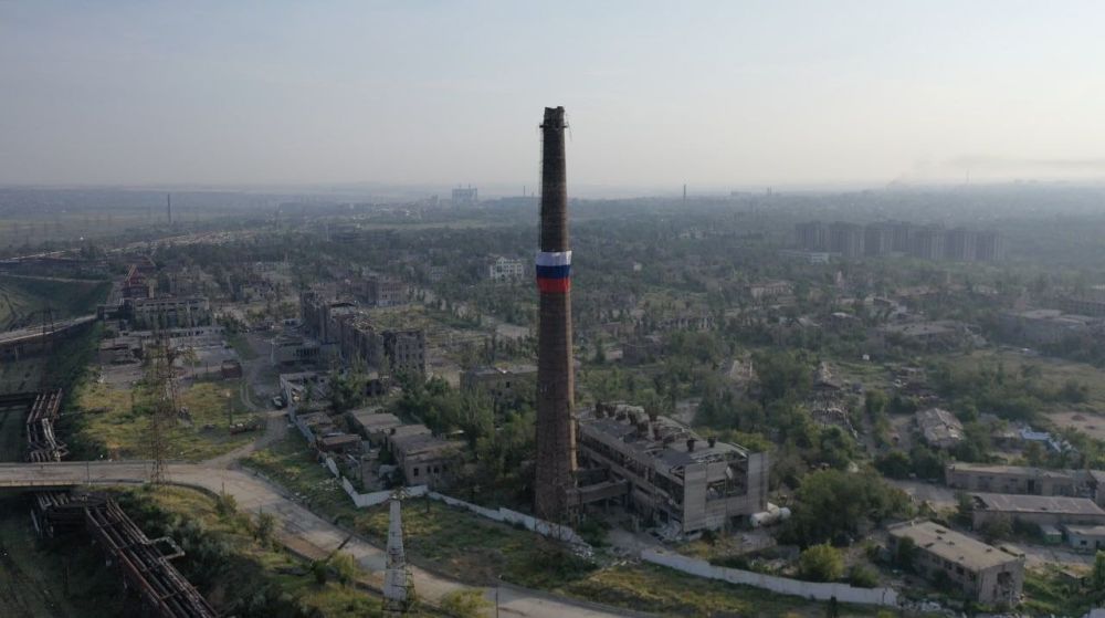 В Мариуполе и Купянске развевается российский триколор