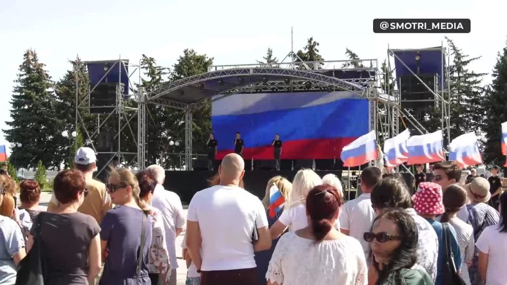 В Харьковской области был развернут 60-тиметровый российский триколор в День государственного флага России