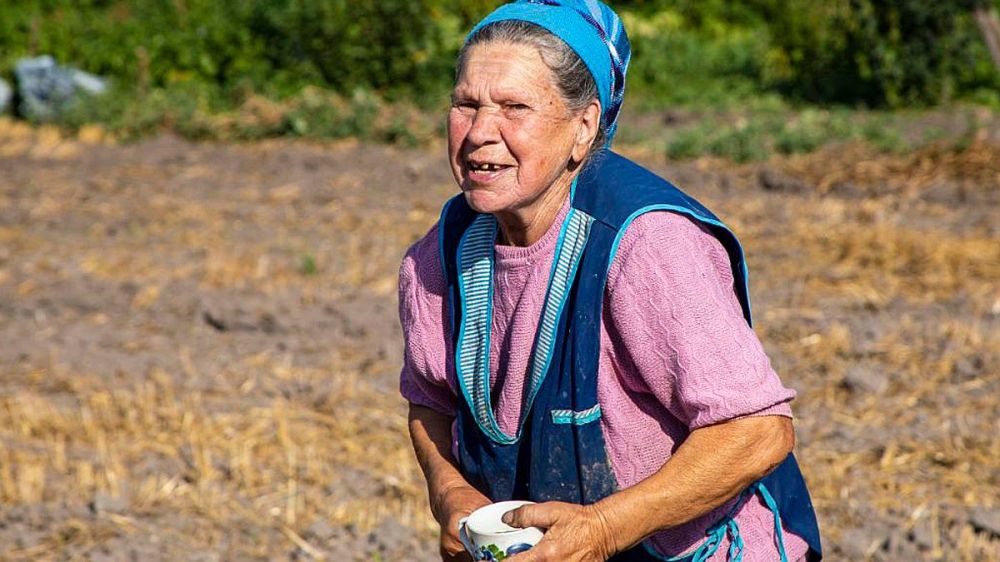 Российские вертолетчики навестили бабушку, которая их провожала и встречала с боевых вылетов
