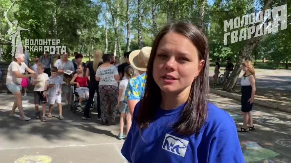 Девушки-волонтеры, работающие в детском досуговом центре в Купянске, посетили общественную организацию «Виктория» для людей с ограниченными возможностями здоровья