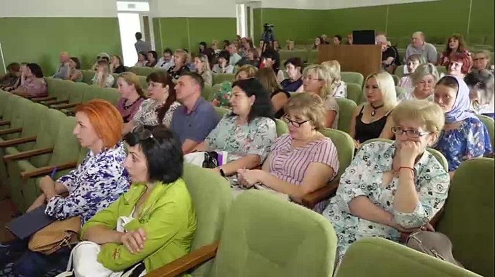 Среди участников конференции был также депутат Госдумы РФ Артем Туров, который курирует гуманитарную миссию партии "Единая Россия" в Харьковской области