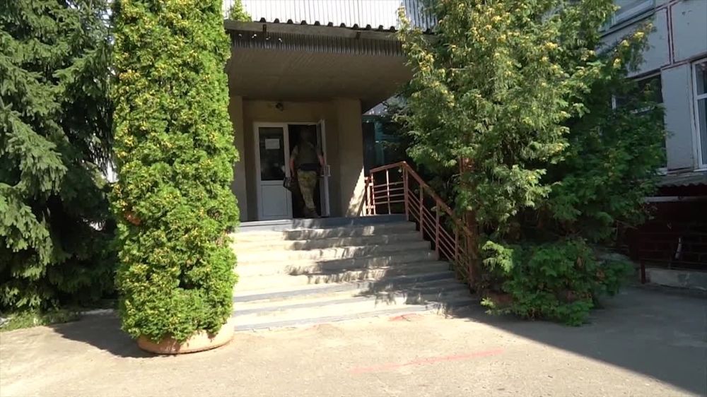 Посмотрите, как Росгвардия проверяет безопасность школ в Харьковской области перед началом учебного года