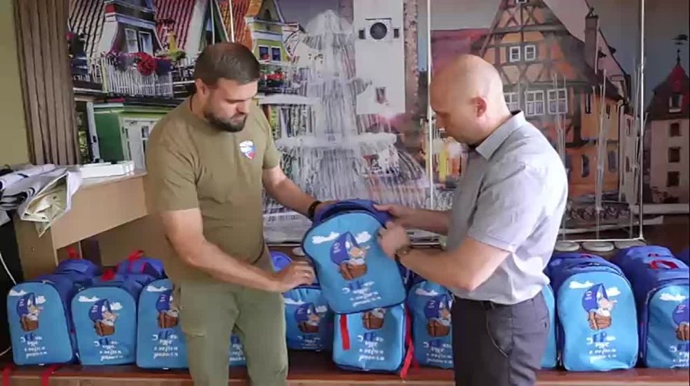 В Харьковской области выдали первые рюкзаки с канцелярией первоклассникам нескольких школ Купянского района