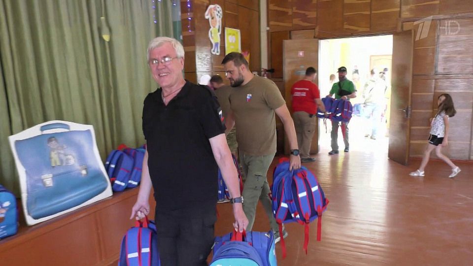 «Единая Россия» передала наборы для первоклассников из нескольких школ Харьковской области