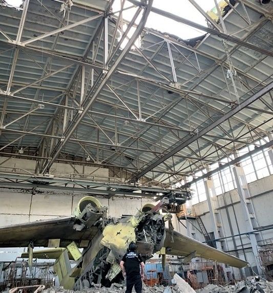 Транспортник Ан-74, уничтоженный ракетным ударом армии России 31 августа в одном из цехов Харьковского авиационного завода