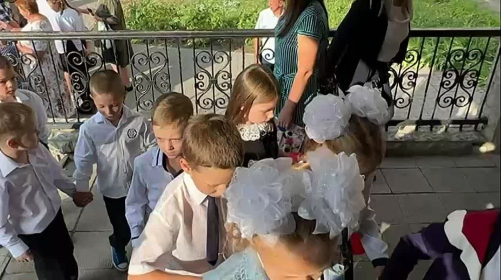 День знаний сегодня отмечают в школах Харьковской области! Очень много детишек, первоклашки, как с картинки! Репортаж из 6 школы Купянска