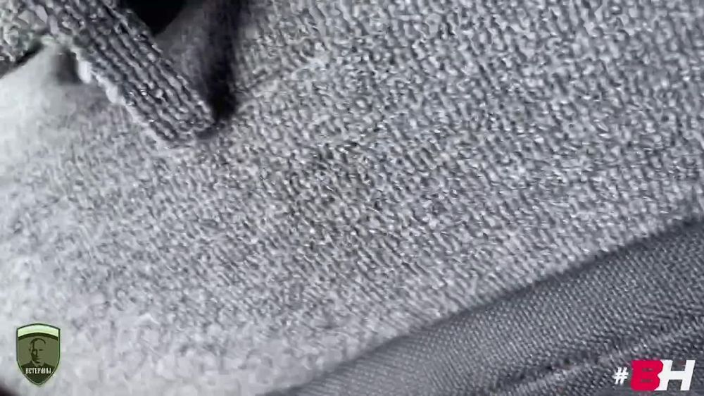 На третьей секунде камера ныряет в салон машины, на фоне слышны разрывы и треск