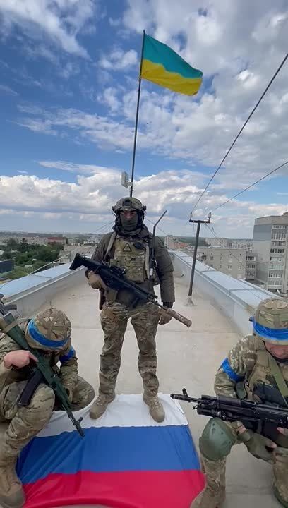 В аккаунте президента Украины в телеграме появилось видео, в котором солдаты заявляют, что Балаклея перешла под контроль ВСУ