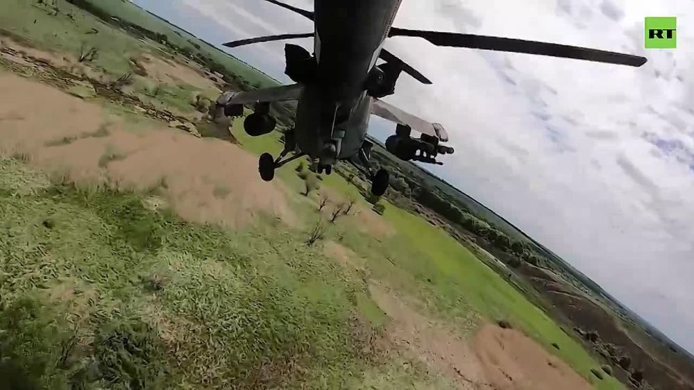 Экипаж Ми-35 уничтожил колонну бронетанковой техники и скопление живой силы ВСУ в районе одного из населённых пунктов Изюмского района Харьковской области