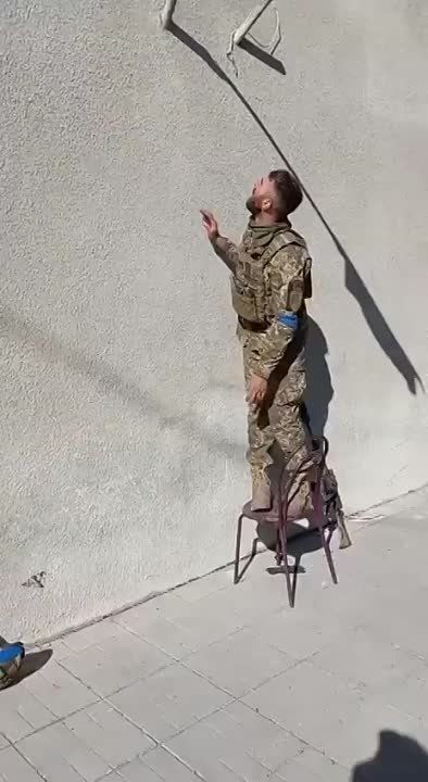 Иностранные наемники из нацбатальона «Карпатская Сечь» снимают тик-токи около здания администрации в Купянске (западная часть города)