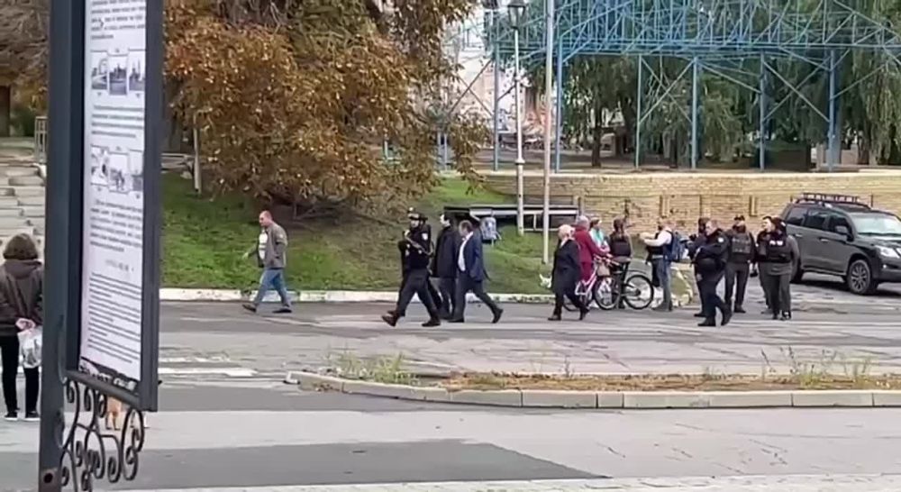 � ���� ���� �*** �����, �****