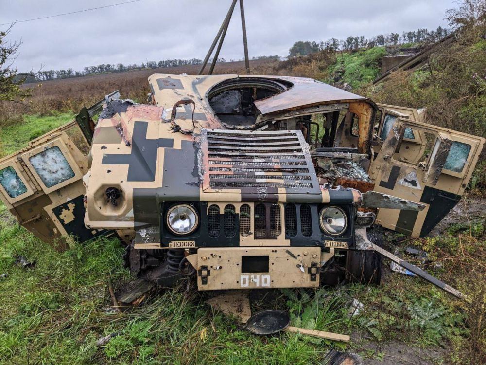 Уничтоженный на Харьковском направлении украинский тактический автомобиль M1114 из числа переданных после СВО. Любопытен уголковый камуфляж, нанесенный поверх базового песочного