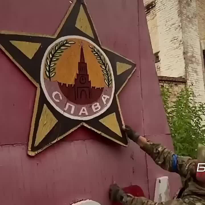 Нацисты из ВСУ уничтожают советскую символику