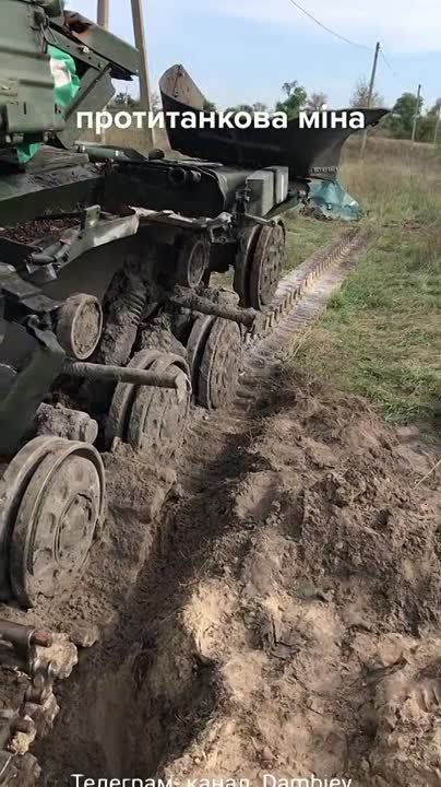 Еще один подорвавшийся на противотанковой мине украинский танк Т-64БВ на Харьковском направлении