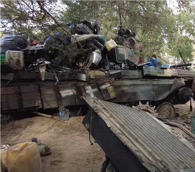 Подбитый украинский танк Т-64БВ где-то на юге Харьковской области