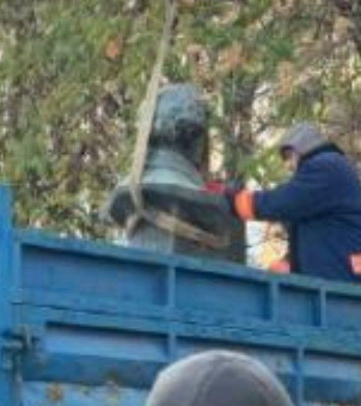 В Харькове снесли памятник Пушкину - первый на территории Российской империи,простоявший более 150 лет