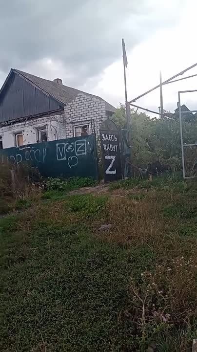 Бандеровец показывает помеченный символикой "Z" дом пророссийско настроенной семьи в Харьковской области