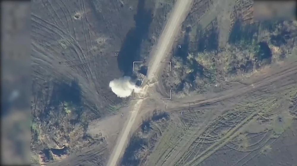 Редкий для Украины многоцелевой тяжелый тягач МТ-Т (Изделие 429АМ) уничтожен ударом российского дрона-камикадзе "Ланцет"