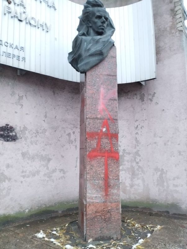 Понаехавшие в Харьков рогули победили памятник Островскому