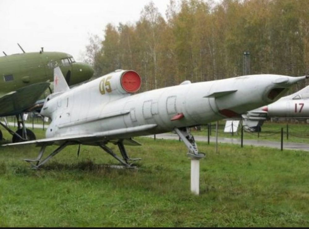 Андрей Руденко: Вот такой заразой, сделанной ещё в СССР и поставленной в строй в далёком 1976 году, как БПЛА-разведчик, были атакованы военные аэродромы России